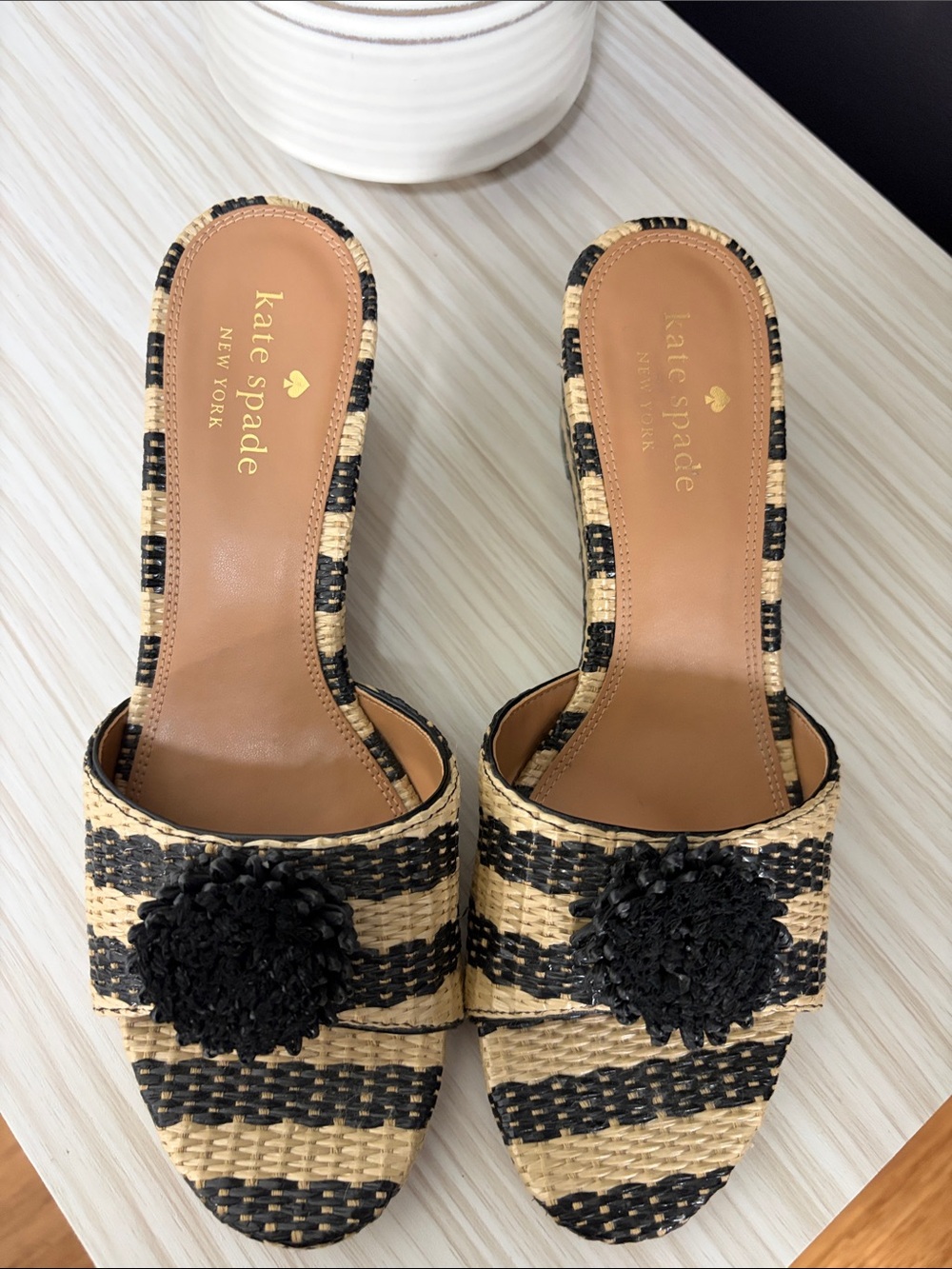 kate spade Black and Natural Woven Pom Slide Mules!! EUC 🖤